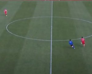 Такого вы еще не видели: футболист забил гол с 60 метров - видео