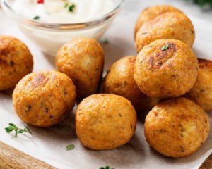 Коли зовсім немає ідей для сніданку: як приготувати ароматні крокети з бринзою