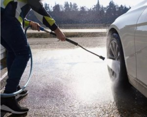 Експерти попередили, що мийка високого тиску може пошкодити авто: як правильно мити машину