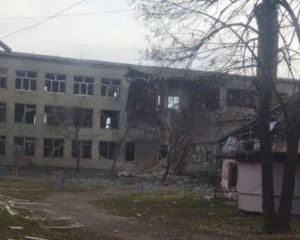 Окупанти на Сумщині скинули дві бомби на школу