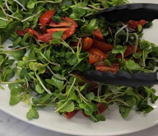 Постим и набираемся витаминов: как приготовить весенний салат из ароматных побегов редиса