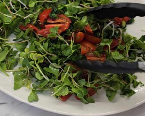 Постим и набираемся витаминов: как приготовить весенний салат из ароматных побегов редиса