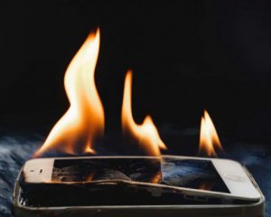 В каких случаях смартфон может ударить током или загореться: эксперты рассказали