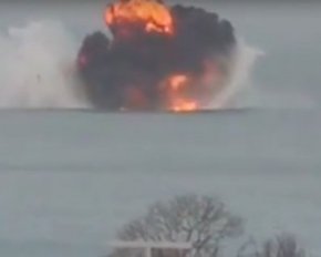 В Севастополе в Черное море упал российский самолет. Видео падения и мощного взрыва