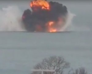 В Севастополе в Черное море упал российский самолет. Видео падения и мощного взрыва