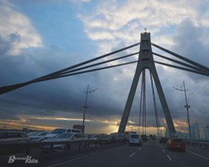 В Киеве частично ограничат движение на одном из мостов: известна причина
