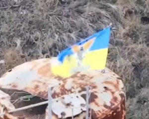 Біля Бахмута замайорів синьо-жовтий прапор - відео