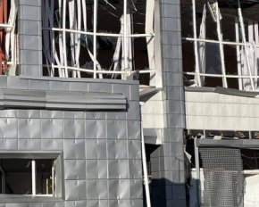 Побитые авто и здания: показали последствия ракетной атаки по Днепру