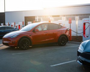 Продажи Tesla упали впервые за четыре года. В чем причина