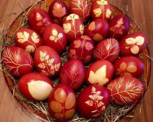 Как покрасить пасхальные яйца и не пачкать руки: запомните этот лайфхак