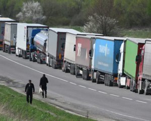 Поляки частково відновили рух вантажівок в одному з пунктів пропуску
