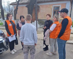 Люди у військові формі з автоматами &quot;запакували&quot; у бус підлітка