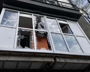 Росіяни обстріляли житловий квартал Харкова. Фото розбитих вікон, дахів і згорілих авто