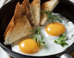 Яйце чи омлет: науковці поставили крапку, що корисніше їсти на сніданок