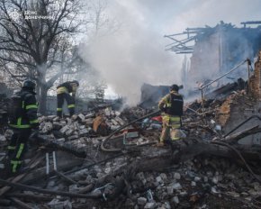 Удар по Константиновке: из-под завалов достали тела взрослых и ребенка