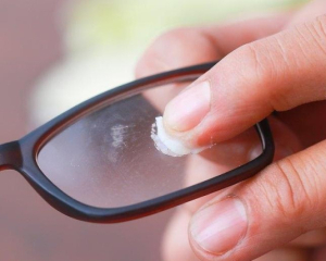 Как убрать царапины на очках для зрения: советы и способы