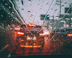 Як покращити видимість авто під час дощу: основні поради від експертів