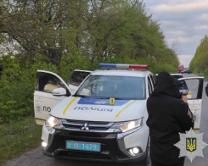Знайшли авто підозрюваних у нападі на патруль поліції на Вінниччині: що було всередині