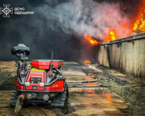 В Одесской области третий день пожар из-за российских обстрелов: к тушению привлекли роботов