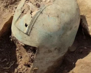 Шлем древнего воина нашли в погребении