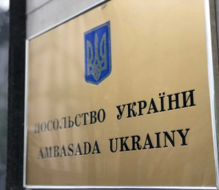 Українські консульства припиняють надавати послуги чоловікам призовного віку - документ