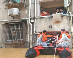 Китай накрыло мощное наводнение: есть погибшие и пропавшие без вести