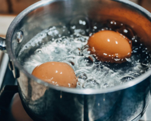 Три причини, чому не треба виливати окріп після варіння яєць