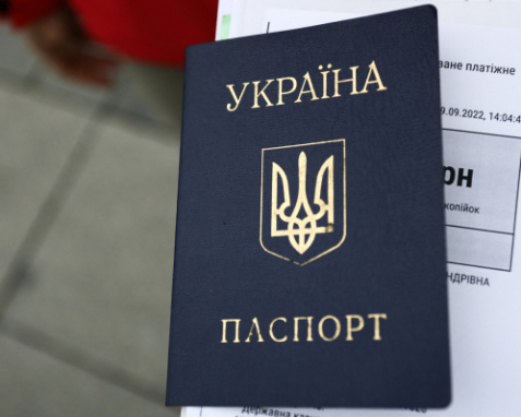 Влада заборонила видавати паспорти українським чоловікам за кордоном