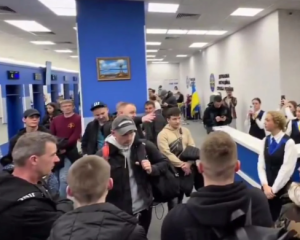 Украинцы, которым не выдают паспорта, устроили стычки в Варшаве