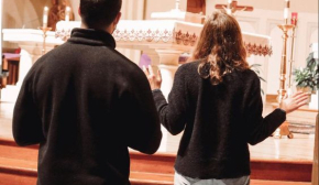 Чи можна жінкам йти в штанах до церкви: священики розвінчали поширений міф