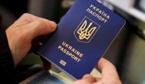 Паспортный переполох. Получат ли украинцы за границей документы?