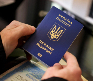 Паспортный переполох. Получат ли украинцы за границей документы?