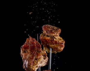 Не заради красивої картинки: для чого кухарі солять страви з великої висоти