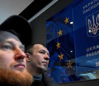 Українці в Польщі зможуть залишатися з простроченими паспортами. Але будуть труднощі - що пишуть світові ЗМІ