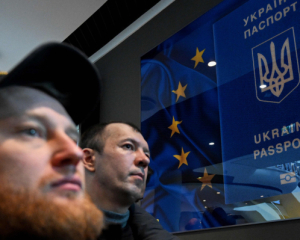 Українці в Польщі зможуть залишатися з простроченими паспортами. Але будуть труднощі - що пишуть світові ЗМІ