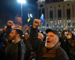 В Грузії нова хвиля протестів через закон про іноагентів: натовп йде до парламенту