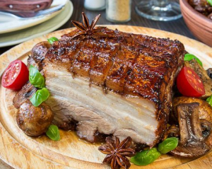 Как запечь свиную грудинку в рукаве: сало удивит вкусом, ароматом и невероятной нежностью