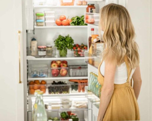 Станут токсичными: какие продукты запрещено класть в холодильник
