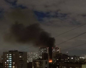В Москве загорелся завод: люди под завалами