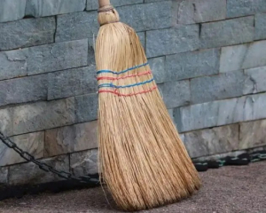 Як легко очистити віник від бруду: буде як новий