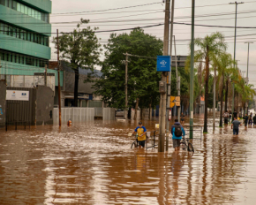 Сокрушительные наводнения и оползни убили более 65 человек