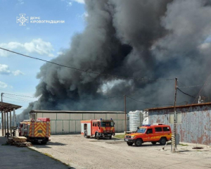 В Кропивницком произошел масштабный пожар на заводе с химикатами: есть погибшие