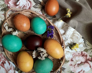 Что делать с пасхальными яйцами, если не успели вовремя съесть: главные правила хранения