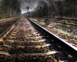 Ворог поцілив по залізниці у Херсоні - пошкоджено вокзал та колії