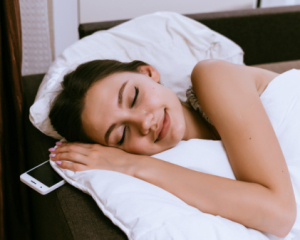 Почему опасно класть телефон под подушку: эксперты объяснили