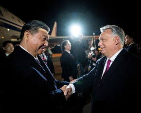 Си Цзиньпин прибыл в Венгрию. Будет говорить с Орбаном об Украине