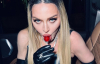 Мадонна устроила дерзкую фотосессию за кулисами мирового тура