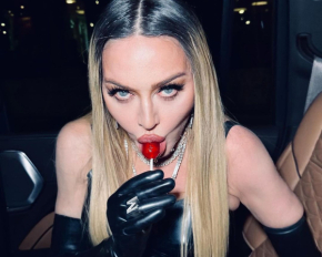 Мадонна устроила дерзкую фотосессию за кулисами мирового тура