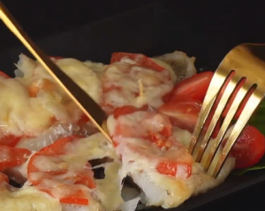 Как быстро приготовить филе минтая с помидорами и сыром: рецепт от фудблогера