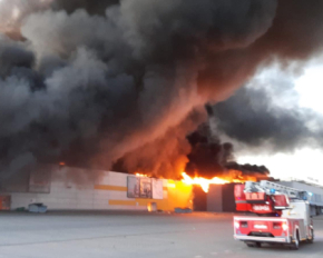 Масштабный пожар в Варшаве: с ночи пылает торговый центр